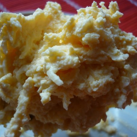 Krok 2 - Jajka faszerowane pastą z żółtego sera foto