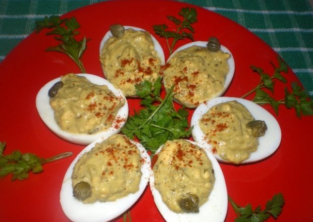 Fotografia przedstawiająca Jajka faszerowane pesto i karczochami