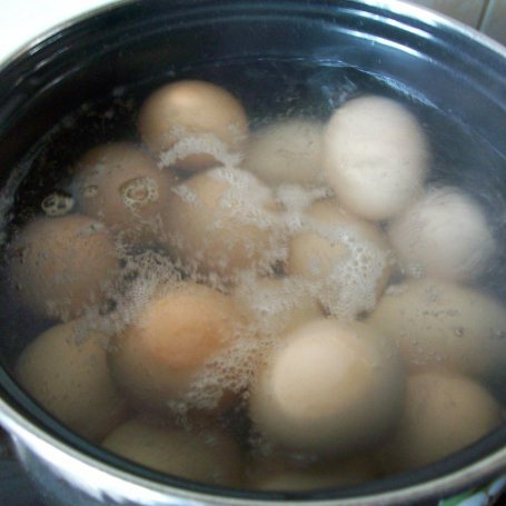 Krok 2 - Jajka faszerowane pieczarką pod kołderką foto
