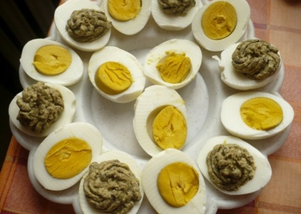 Fotografia przedstawiająca Jajka faszerowane pieczarkami