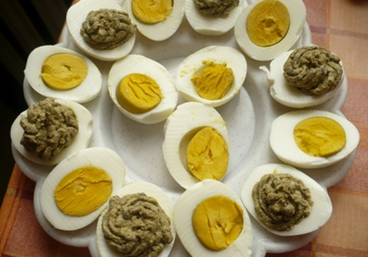 Jajka faszerowane pieczarkami foto