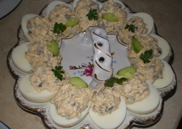 Fotografia przedstawiająca Jajka faszerowane pieczarkami