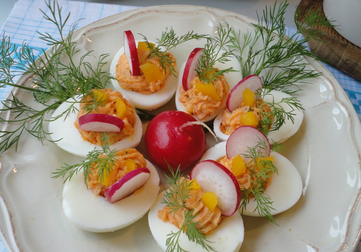 Jajka faszerowane pieczoną papryką foto