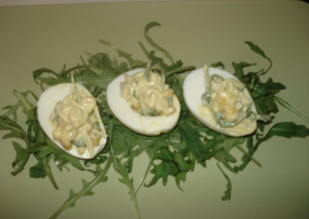 Fotografia przedstawiająca Jajka faszerowane rucolą, selerem i kukurydzą