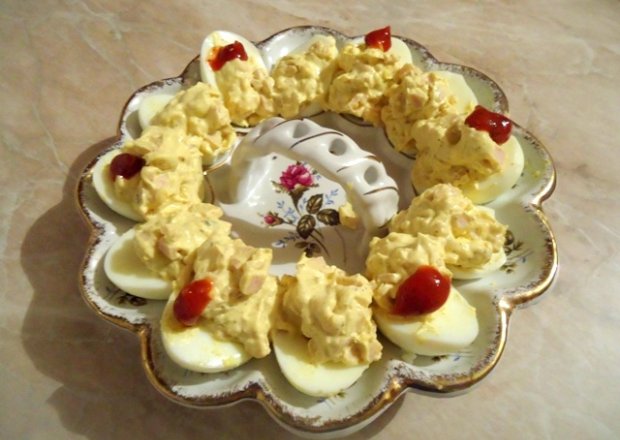 Fotografia przedstawiająca Jajka faszerowane sałatką curry