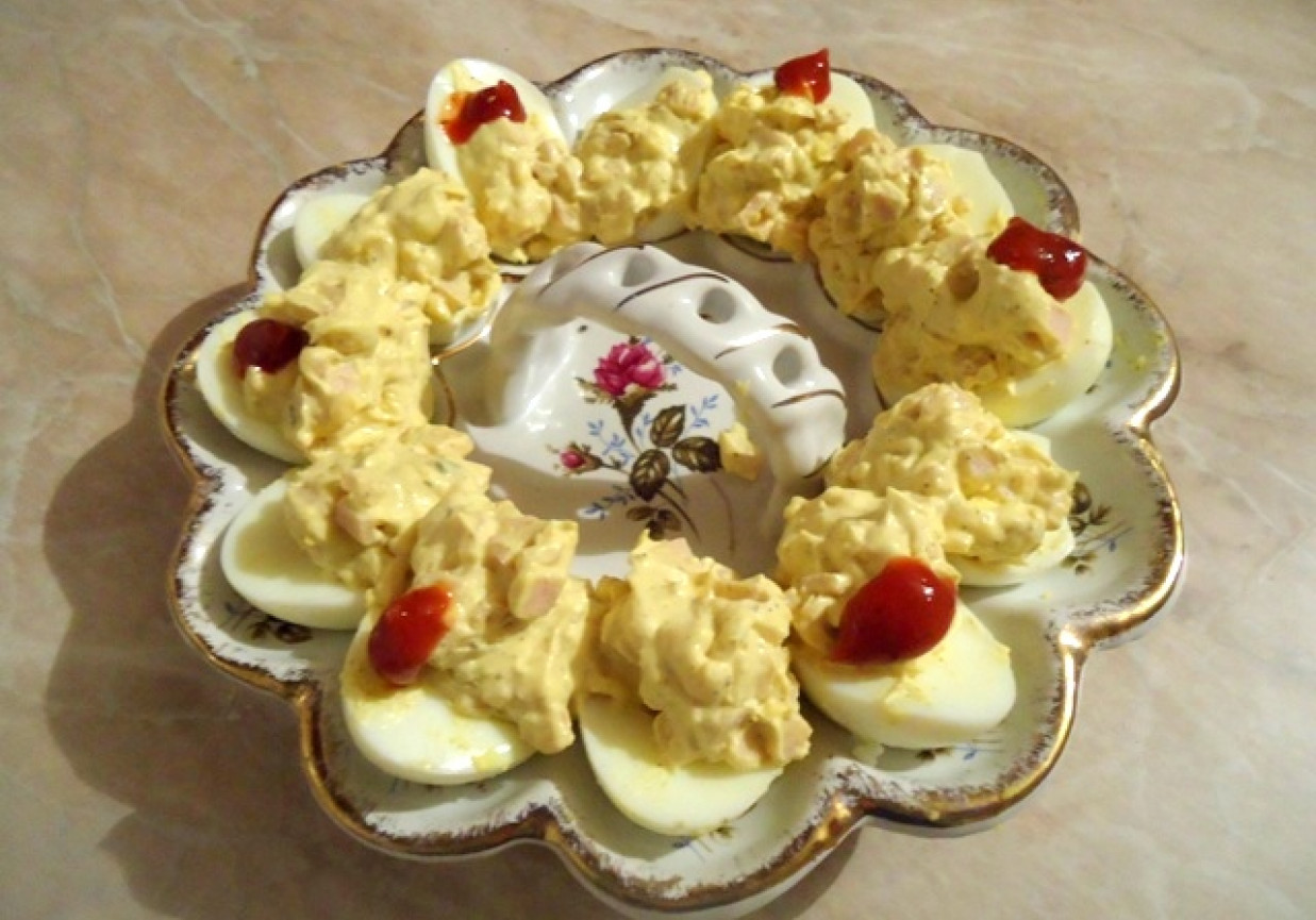 Jajka faszerowane sałatką curry foto