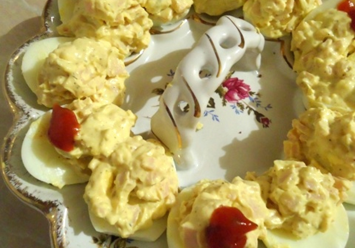 Jajka faszerowane sałatką curry foto