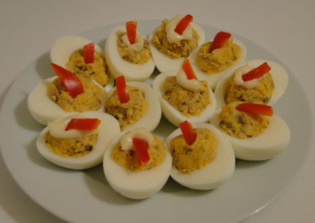 Fotografia przedstawiająca Jajka faszerowane serem i grzybami