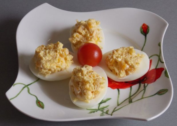 Fotografia przedstawiająca Jajka faszerowane serem i kukurydzą