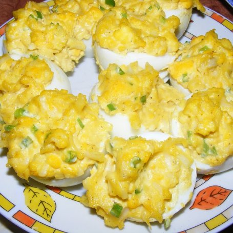 Krok 3 - Jajka faszerowane serem zółtym z sosem śmietanowym foto