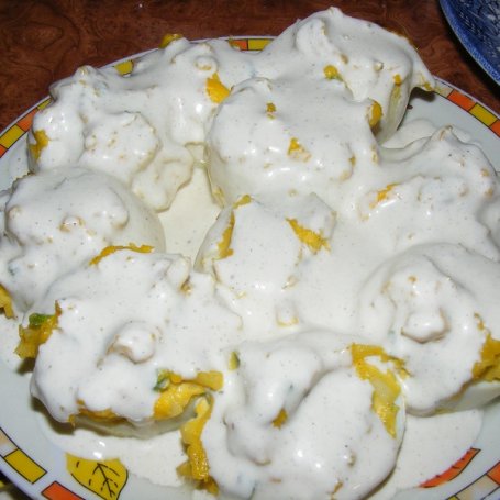 Krok 5 - Jajka faszerowane serem zółtym z sosem śmietanowym foto