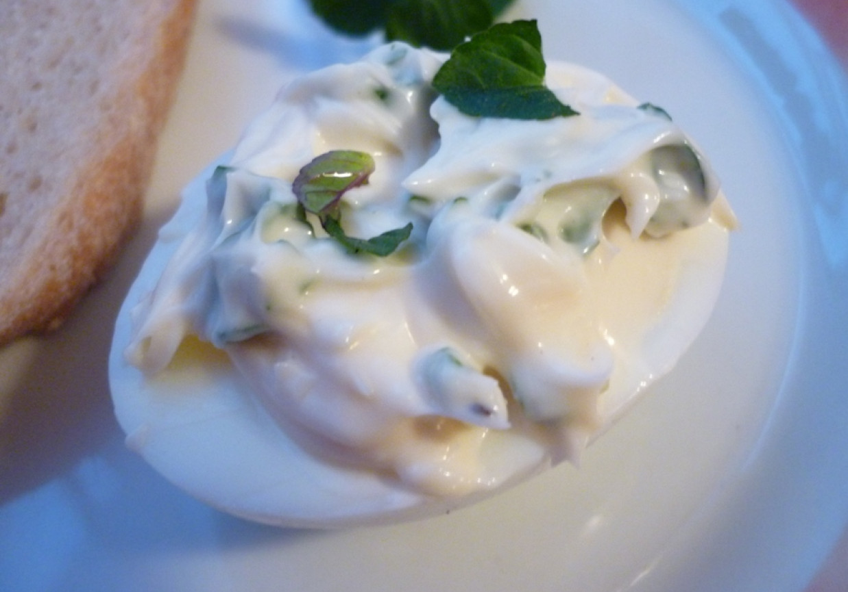 Jajka faszerowane sosem majonezowo-miętowym foto