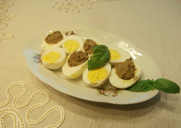 Fotografia przedstawiająca jajka faszerowane suszonymi grzybami