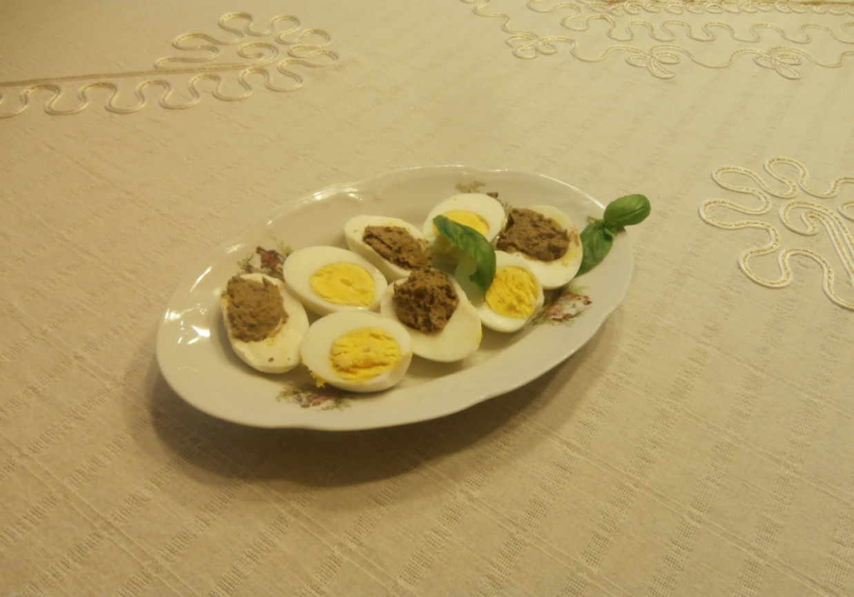 jajka faszerowane suszonymi grzybami foto