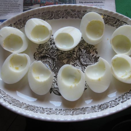 Krok 2 - Jajka faszerowane szczypiorkiem, szynką i pieczarkami foto