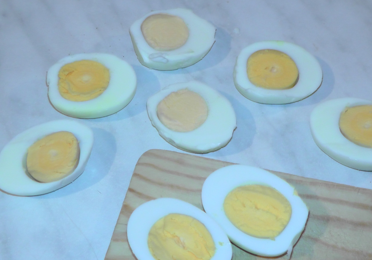 Jajka faszerowane szynką i szczypiorkiem foto