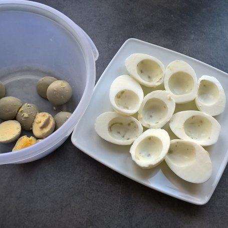 Krok 1 - Jajka faszerowane szynką parmeńską i rukola foto