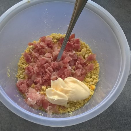 Krok 2 - Jajka faszerowane szynką parmeńską i rukola foto