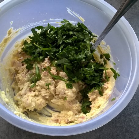 Krok 3 - Jajka faszerowane szynką parmeńską i rukola foto