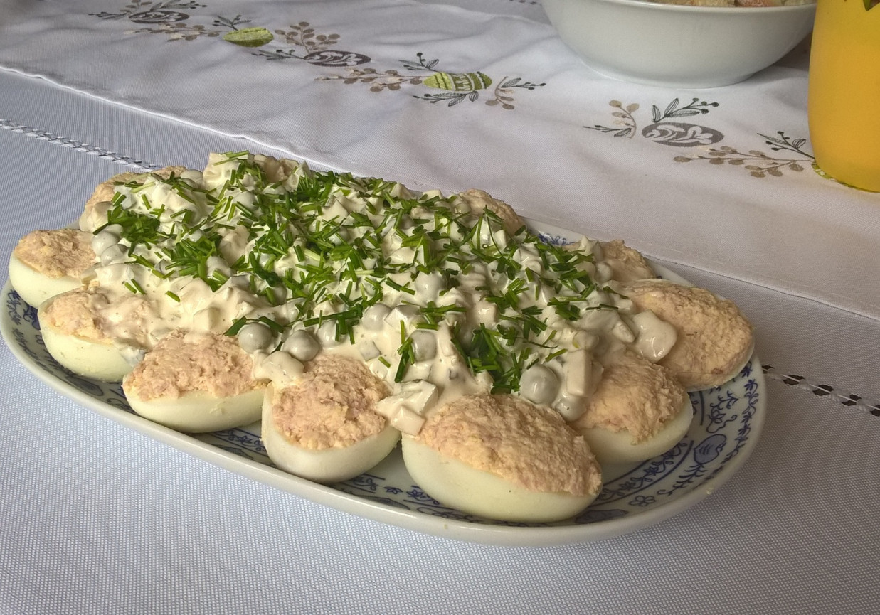 Jajka faszerowane szynką w sosie tatarskim foto