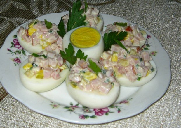 Fotografia przedstawiająca Jajka faszerowane szynką