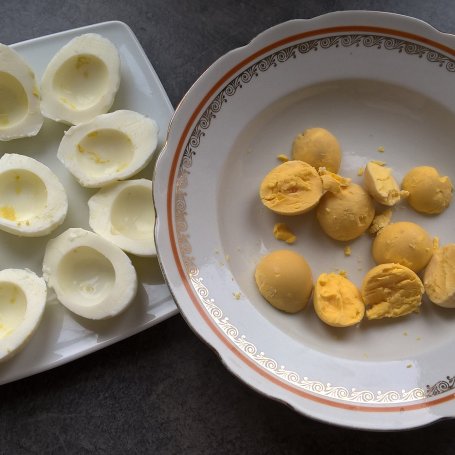 Krok 1 - Jajka faszerowane tuńczykiem i sałatą lodową foto
