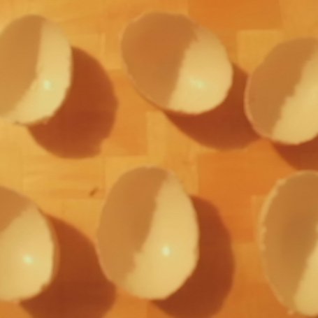 Krok 1 - jajka faszerowane w skorupkach foto