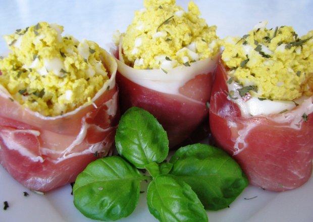 Fotografia przedstawiająca Jajka faszerowane w szynce włoskiej