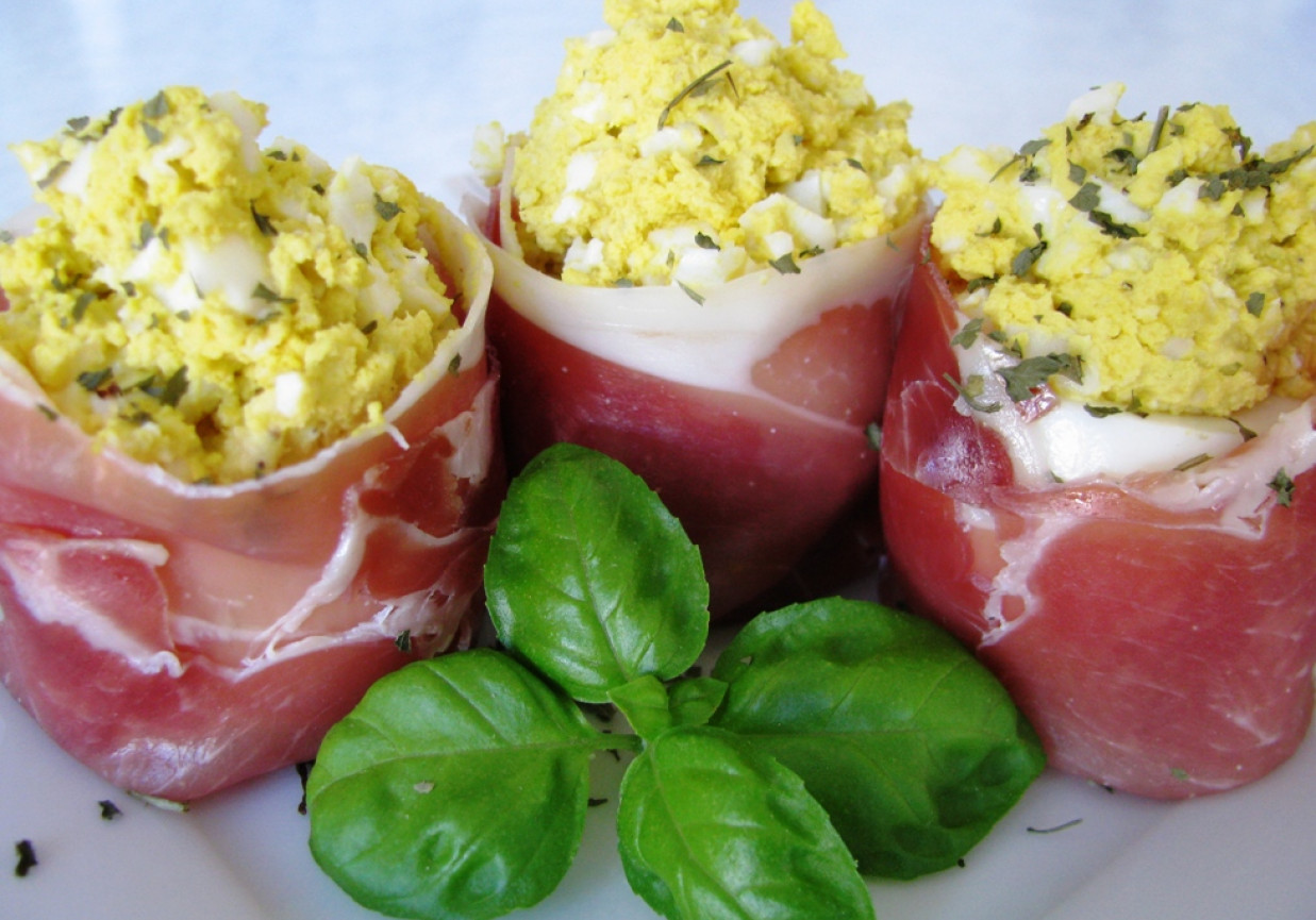 Jajka faszerowane w szynce włoskiej foto