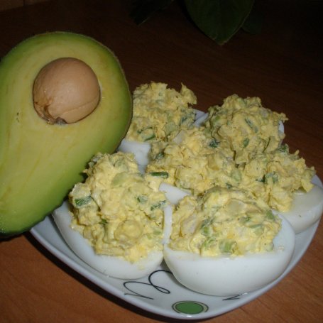 Krok 3 - Jajka faszerowane z avocado, cebulą i szczypiorkiem foto