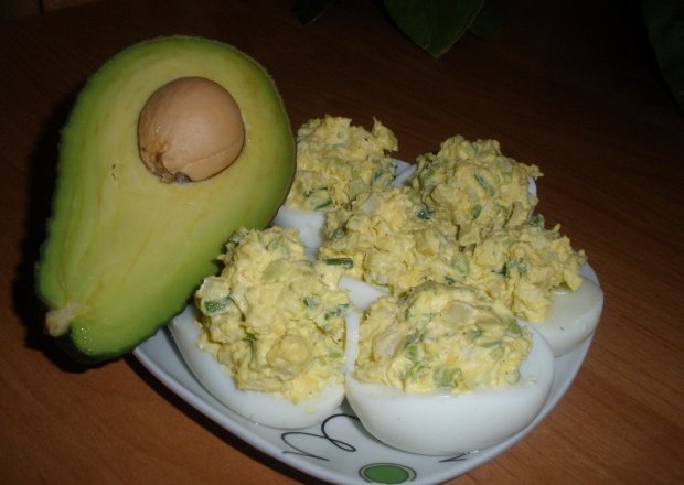 Fotografia przedstawiająca Jajka faszerowane z avocado, cebulą i szczypiorkiem