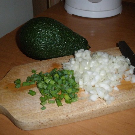 Krok 1 - Jajka faszerowane z avocado, cebulą i szczypiorkiem foto
