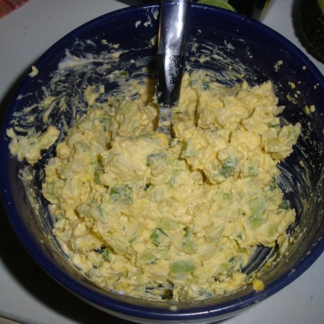 Krok 2 - Jajka faszerowane z avocado, cebulą i szczypiorkiem foto
