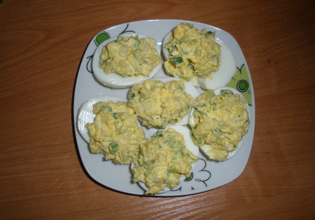 Jajka faszerowane z avocado, cebulą i szczypiorkiem foto