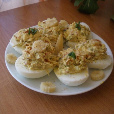 Krok 3 - Jajka faszerowane z kukurydzą w kolbach, ogórkiem konserwowym i kiełkami foto