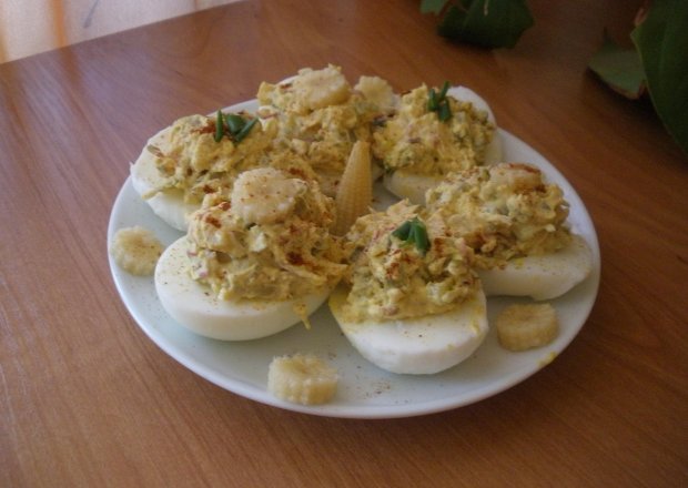 Fotografia przedstawiająca Jajka faszerowane z kukurydzą w kolbach, ogórkiem konserwowym i kiełkami
