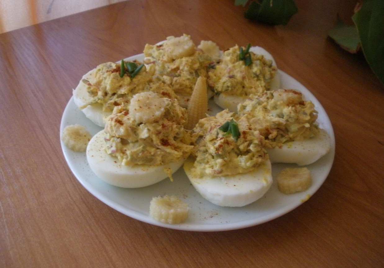 Jajka faszerowane z kukurydzą w kolbach, ogórkiem konserwowym i kiełkami foto