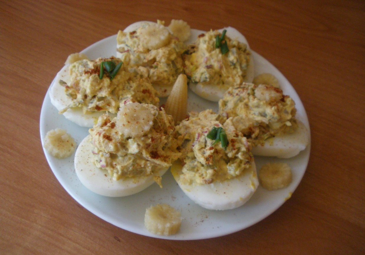 Jajka faszerowane z kukurydzą w kolbach, ogórkiem konserwowym i kiełkami foto