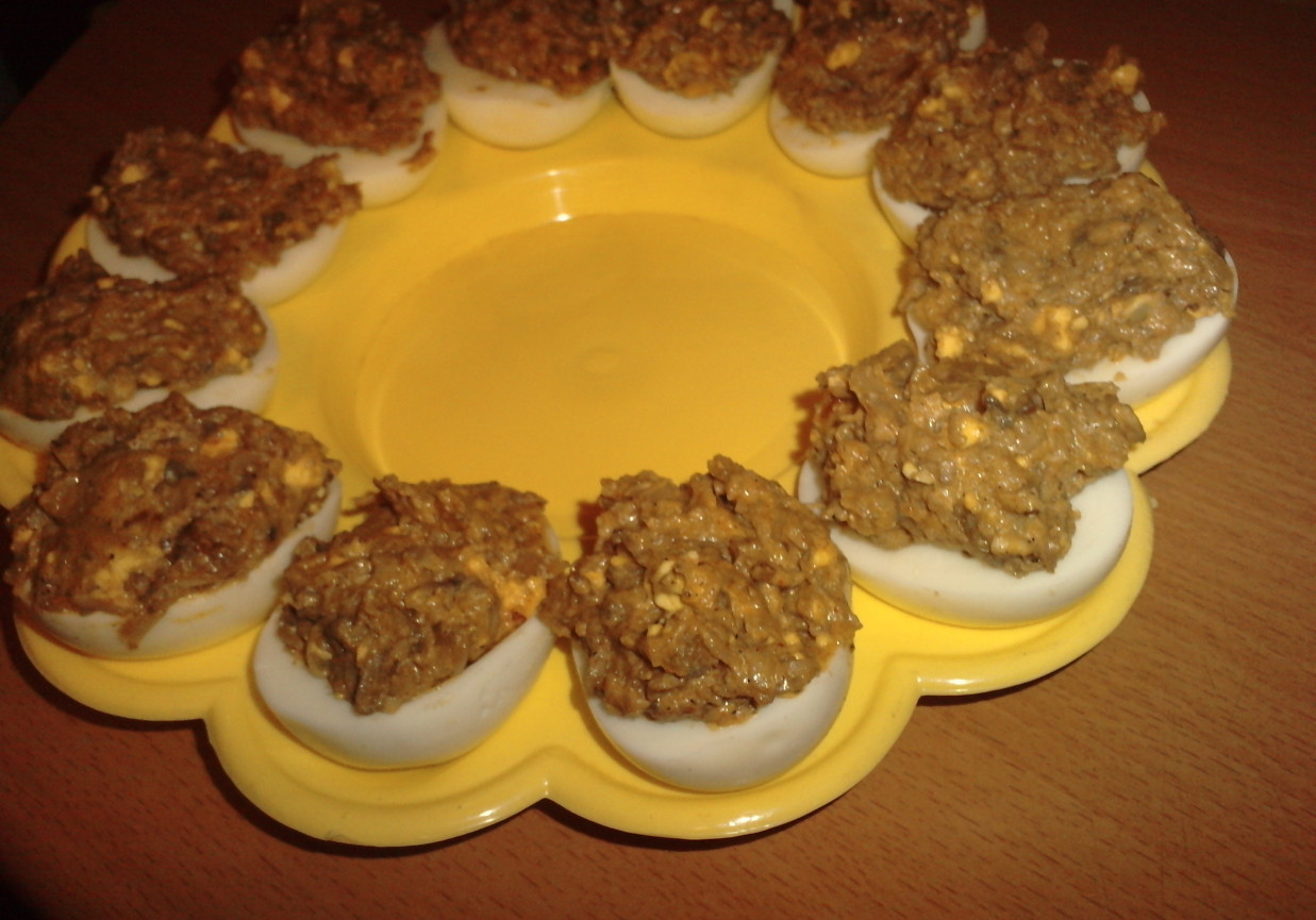 Jajka faszerowane z pieczarkami foto