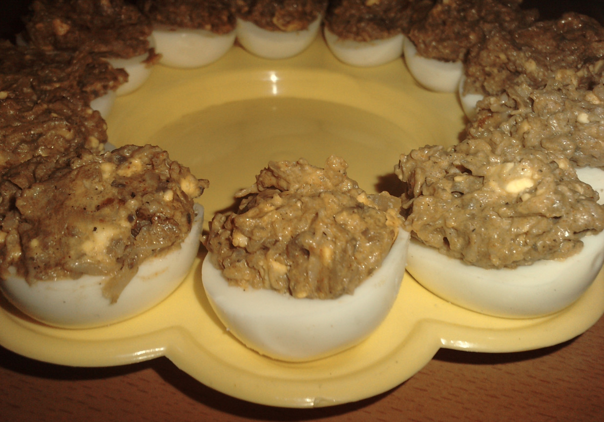 Jajka faszerowane z pieczarkami foto