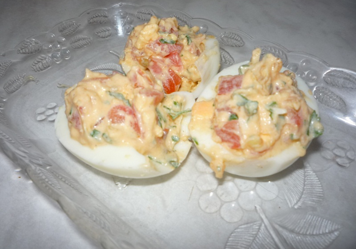 Jajka faszerowane z pomidorami foto