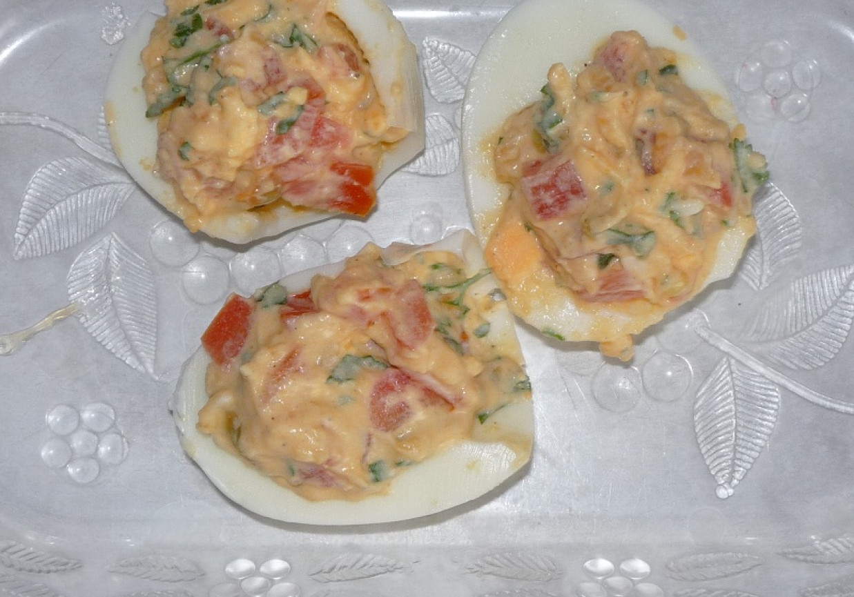 Jajka faszerowane z pomidorami foto