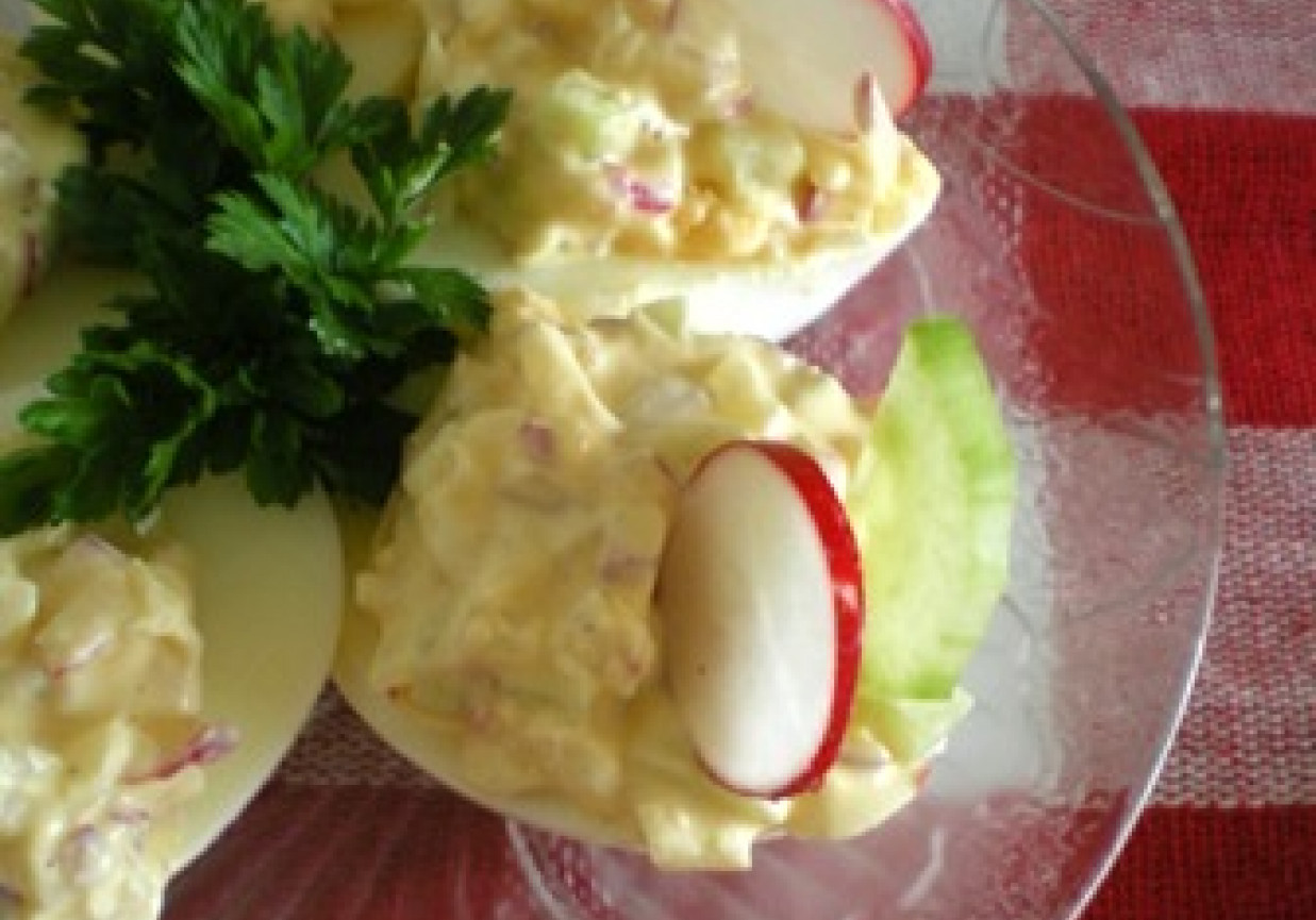 Jajka faszerowane z rzodkiewką i zielonym ogórkiem foto