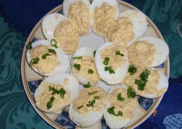 Fotografia przedstawiająca Jajka faszerowane z serem i szynką