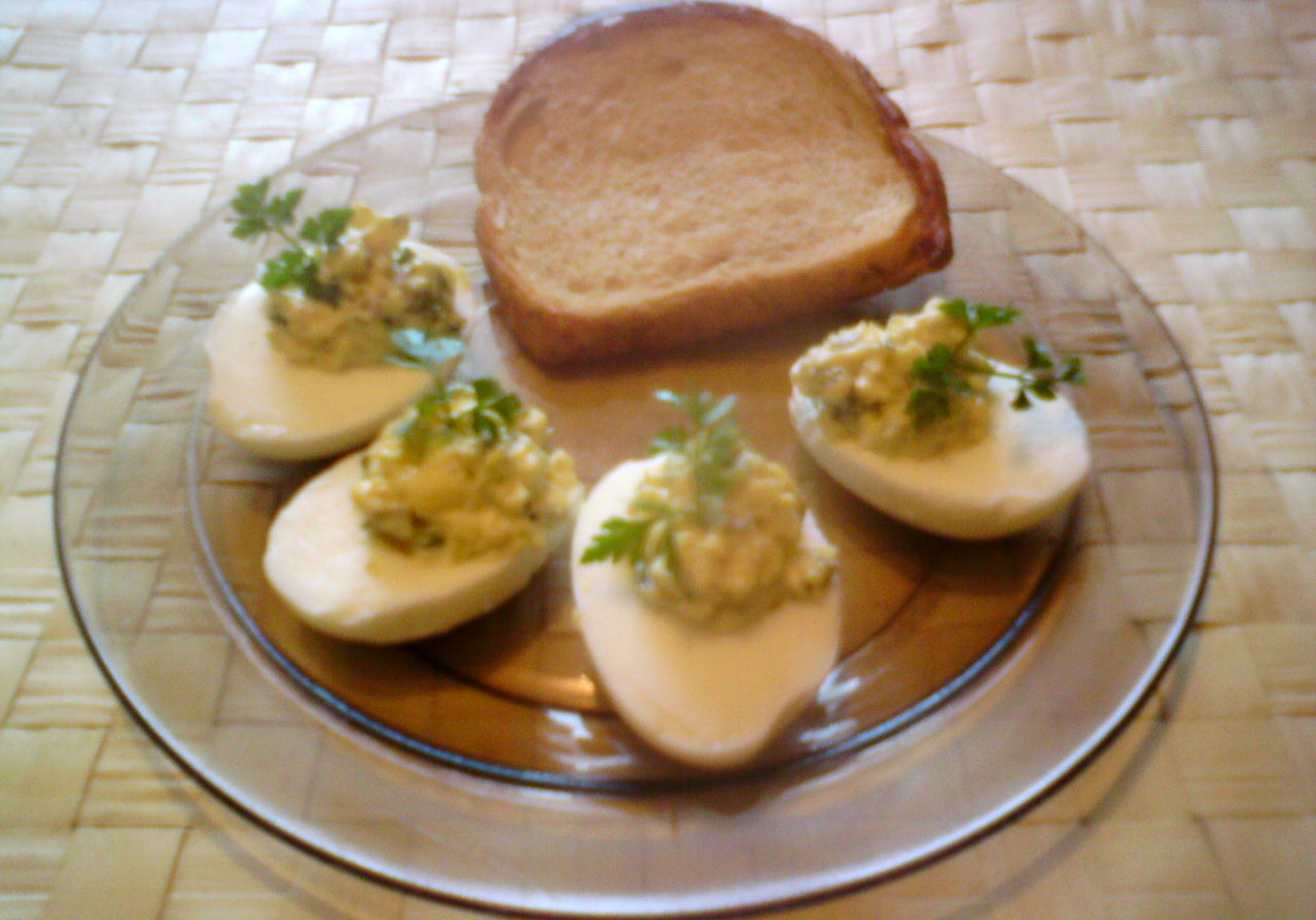 Jajka faszerowane z sosem koperkowo-chrzanowym foto