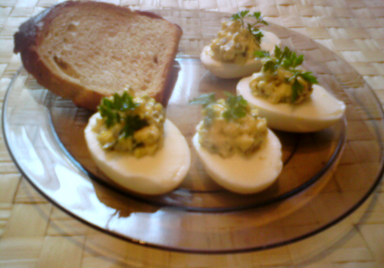 Jajka faszerowane z sosem koperkowo-chrzanowym foto