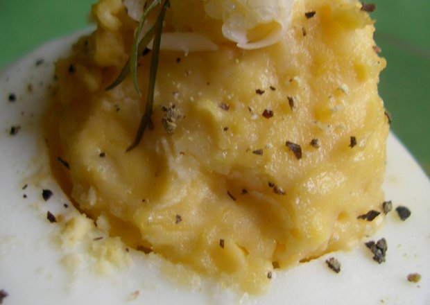 Fotografia przedstawiająca Jajka faszerowane żółtym serem