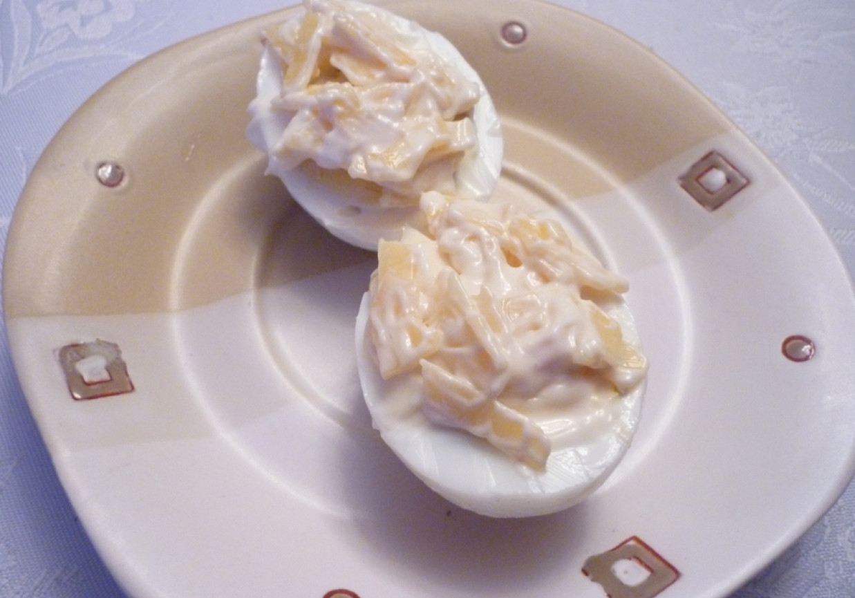 Jajka faszerowane żółtym serem foto