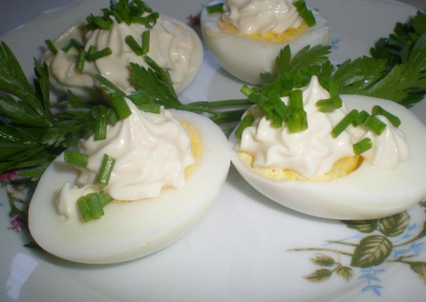 Fotografia przedstawiająca Jajka gotowane na twardo z majonezem i szczypiorkiem