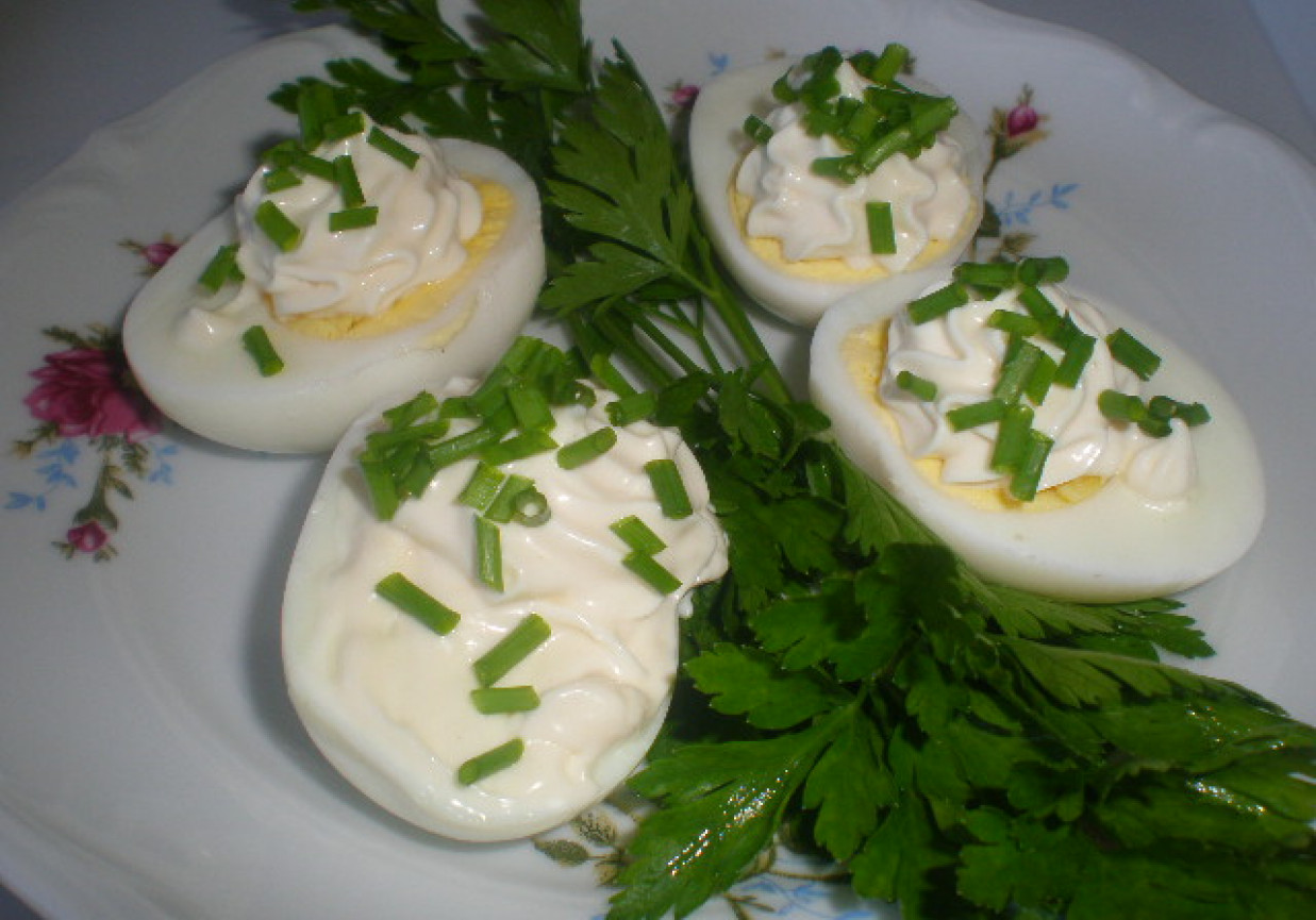 Jajka gotowane na twardo z majonezem i szczypiorkiem foto